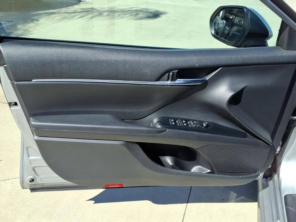 2020 Toyota Camry Hybrid SE - Image 20