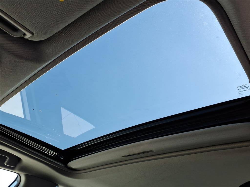 2020 Toyota Camry Hybrid SE - Image 12