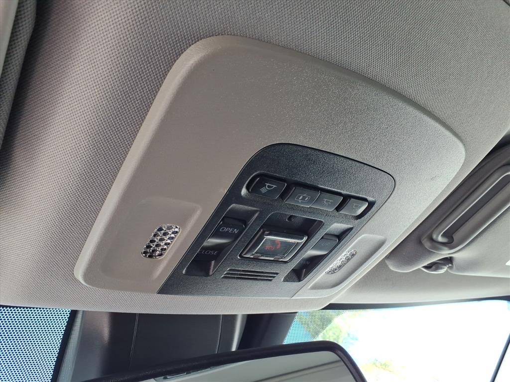 2020 Toyota Camry Hybrid SE - Image 13