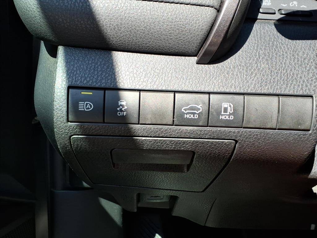 2020 Toyota Camry Hybrid SE - Image 9