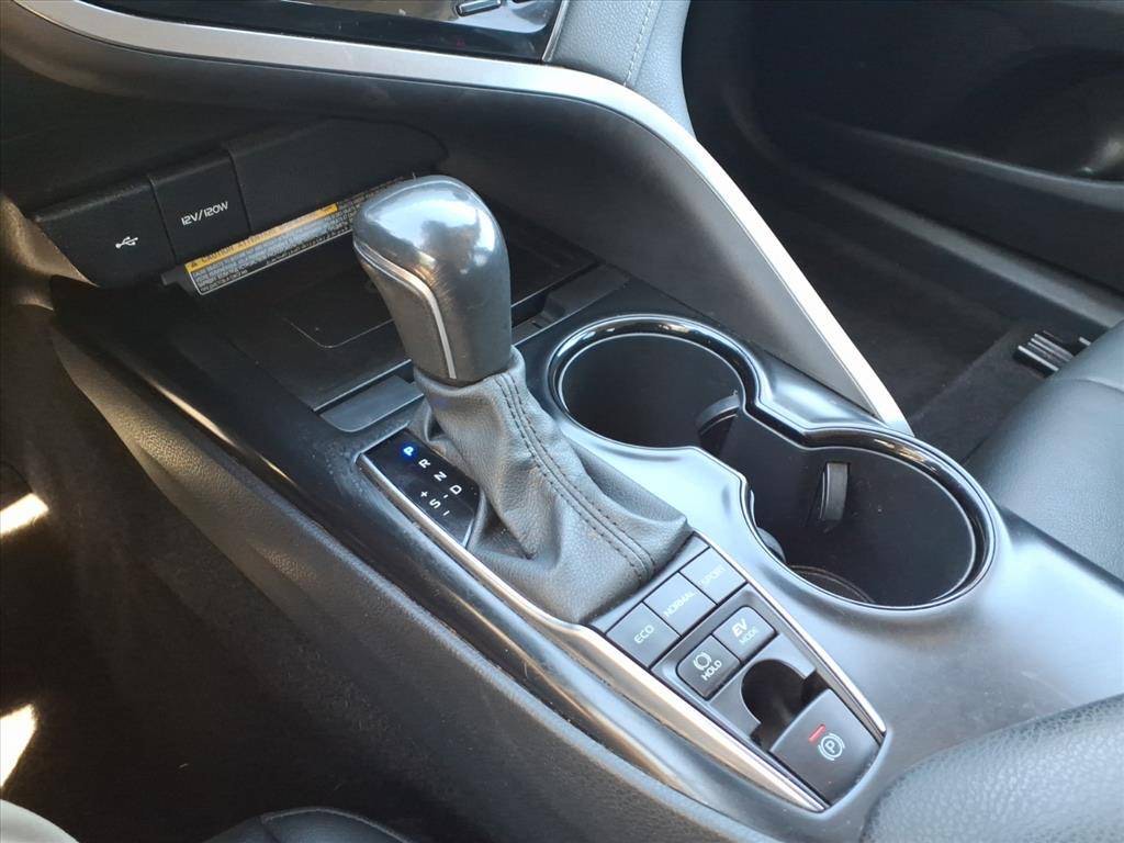 2020 Toyota Camry Hybrid SE - Image 6